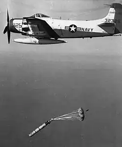 Largage d’une torpille aérienne Mk 44 depuis un bombardier Douglas AD-4B Skyraider en 1959