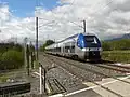 Un AGC Bi-mode Bi-tension circule sous les caténaires installées au cours de l'été 2012 sur la ligne de Grenoble à Montmélian.