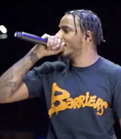 Description de l'image AJ Tracey performing in 2019.jpg.