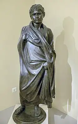 Statue d'un jeune homme, probablement un jeune intellectuel, auquel sa patrie a voulu rendre hommage après sa mort prématurée. Bronze, H. 1,40&nbsp;m. Ier&nbsp;siècle AEC. Héraklion MArch