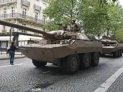 Un AMX-10 RC se préparant pour le défilé militaire du 14 Juillet avec le camouflage brun terre de France introduit fin 2019 remplaçant le camouflage Centre-Europe.