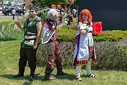 Trois hommes déguisés dans des personnages médiévaux.