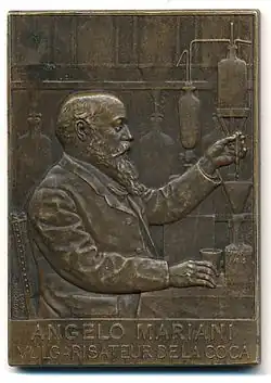 Angelo Mariani, vulgarisateur de la coca (1905), plaquette en bronze, 37&nbsp;×&nbsp;52&nbsp;mm, avers.