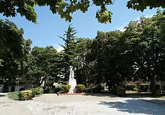 Le jardin public et son monument aux morts.