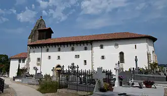 Photographie d’une église avec des monuments funéraires en premier plan.