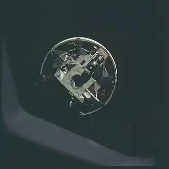 Le module lunaire, encore attaché au 3e&nbsp;étage de la fusée, avant que Collins ne s'y amarre.