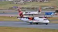 ATR 72-500 (second plan) et ATR 42-600 (premier plan) de Loganair, en décembre 2023 sur le tarmac de l'aéroport de Sumburgh.