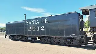 Un tender « Long Haul » à bogies de 4 essieux du Santa Fe.