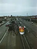 Train de la compagnie Atchison, Topeka and Santa Fe Railway en cours d'entretien au dépôt d'Albuquerque en mars 1943.