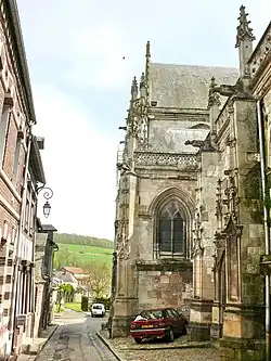 La façade nord de l'église, située à flanc de colline, d'où l'on a une vue dégagée sur la campagne avoisinante.
