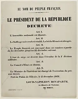 « Au nom du peuple français », Bonaparte dissout l'Assemblée nationale et le Conseil d'État, instaure l'état de siège, abroge la loi du 31 mai 1850 et rétablit le suffrage universel. Affiche des décrets présidentiels du 2 décembre 1851.