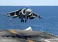 Atterrissage vertical d'un Sea Harrier.