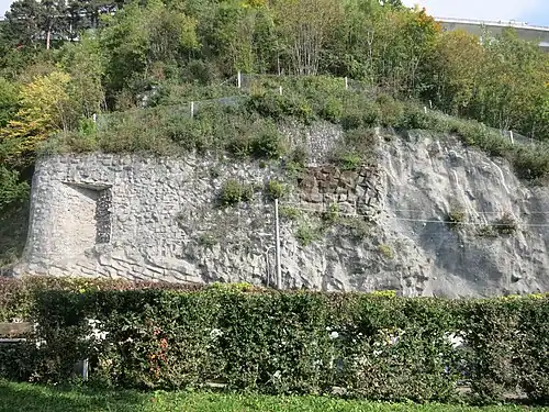 La casemate C5 bat la route venant du nord, la casemate C6 bat au centre en direction du château.