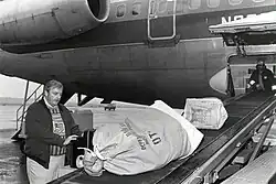 Un employé du DSS s'occupant du courrier diplomatique américain en janvier 1985 à l'aéroport Dulles de Washington.