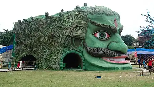 Pandal en forme de Mahishasura, un démon-buffle de la mythologie hindoue. Calcutta, 2016