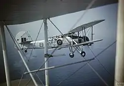 Un Fairey Swordfish Mark II, HS 545 'B' en vol, photographié depuis un autre avion, vers 1943/44.
