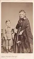 Portrait carte-de-visite, grand-mère et enfant, vers 1860.