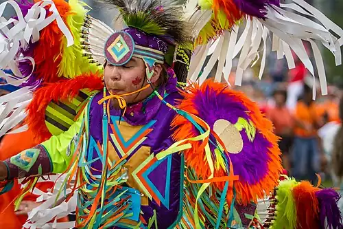 Un danseur des Premières Nations se produit lors des célébrations de la fête du Canada à Calgary, en Alberta - 2022.