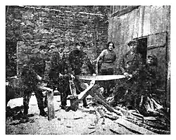 Groupe Hachshara s'entrainant en menuiserie avant départ pour la Palestine