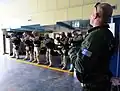 Un instructeur des forces d'opérations spéciales de la marine hellénique, à droite, organise un entraînement aux armes légères avec des marins américains à bord du navire-école hellénique Aris (A-74) au Centre d'entraînement opérationnel de l'OTAN.