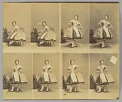Ensemble de huit photographies sépia montrant une femme en robe dans différentes poses, assise et debout.