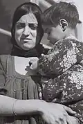 Nouvelle émigrante d'Algérie et son enfant au camp d'accueil des immigrants près de Haïfa, 1944.