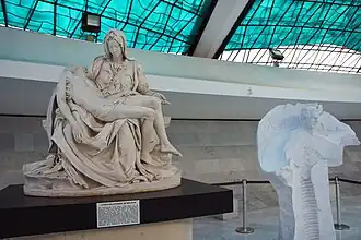 Pietà de la cathédrale avec une sculpture de saint Jean Bosco.