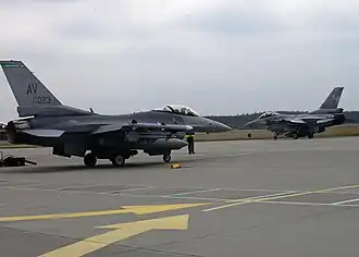 Un F-16 américain et un polonais, mars 2014.