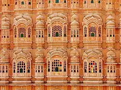 Façade est du Palais des vents à Jaipur.