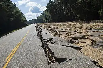 Une section effondrée de la LA 10&nbsp;(en) près de Clinton (Louisiane), un mois après les inondations de 2016.