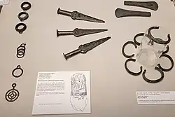 Photo des différents artefacts présentés derrière une vitrine.