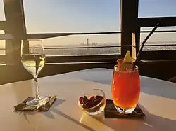 Un verre de chardonnay ainsi qu'un cocktail carrousel en 2019