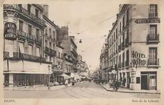 L'ancien grand magasin À la Ville d'Elbeuf au n° 1, et l'hôtel du Nord.