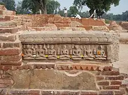 Relief présentant sept postures de méditation de l'art bouddhique, stûpa Damekh, Sārnāth.