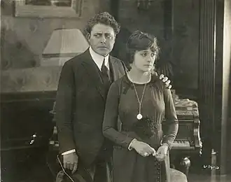 Description de l'image A scene from "For Freedom," with William Farnum Dated Jan 9, 1919 (SAYRE 13321).jpg.