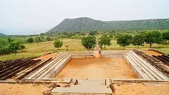 Vue en hauteur sur l'amphithéâtre de Nagarjunakonda, l'ancienne Vijayapuri, site archéologique de la capitale des Ikshvaku (IIIe&nbsp;siècle et IVe&nbsp;siècle).