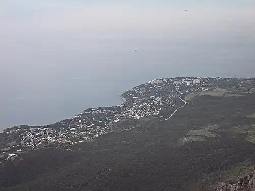Vue plongeante sur Aloupka du mont Aï-Petri