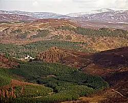 Le château entouré de collines au cœur du domaine royal.