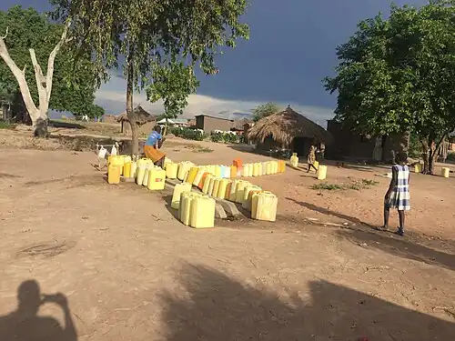 Un robinet d'eau à Rhino Camp. Mai 2020
