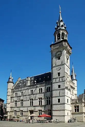 Le beffroi vu de côté.