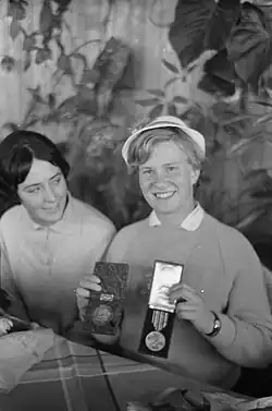 Sjoukje Dijkstra et Joan Haanappel (en) en 1960. Photo : Harry Pot / Anefo.