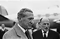 Au premier plan à gauche, Maurice Couve de Murville, le 24 octobre 1963, arrivant à l’aérodrome d’Ypenburg&nbsp;(nl). Au second plan à droite, l’ambassadeur de France aux Pays-Bas, Étienne de Crouy-Chanel.