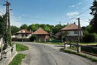 Modèles standards de maisons à Abaújvár. Le modèle sur la droite est un Kádár-kocka.