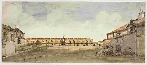 Bonhommé, Abainville - Cour de l'usine, 1837 : à gauche, la maison de maître ; au fond, le bâtiment abritant quarante-sept logements ouvriers desservis par une galerie de circulation extérieure. Cette disposition, apparue avec les forges à l'anglaise, préfigure les casernes ouvrières. Au centre, la tour du bureau de la bascule, avec son horloge.