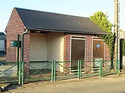 Abribus et transformateur électrique.