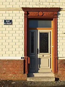 Cadre sculpté de porte de maison.