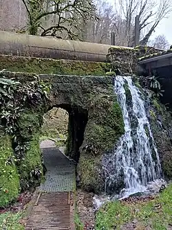 Passage sous la conduite d'eau.