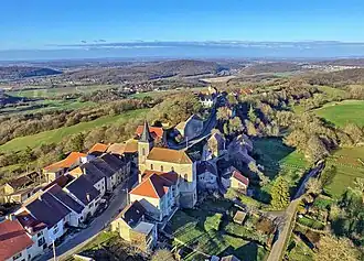 L'église au milieu du village.