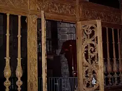 Grille en bois sculpté.