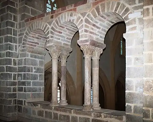 Baies de la tribune du narthex.